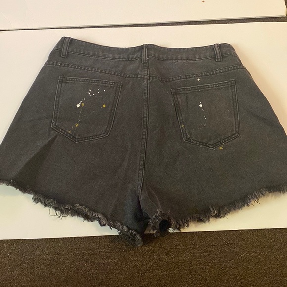 Black wash distressed cutoff jean shorts with a sprinkle of paint yellow&white - Picture 7 of 9